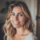 Femme souriante aux cheveux blonds.